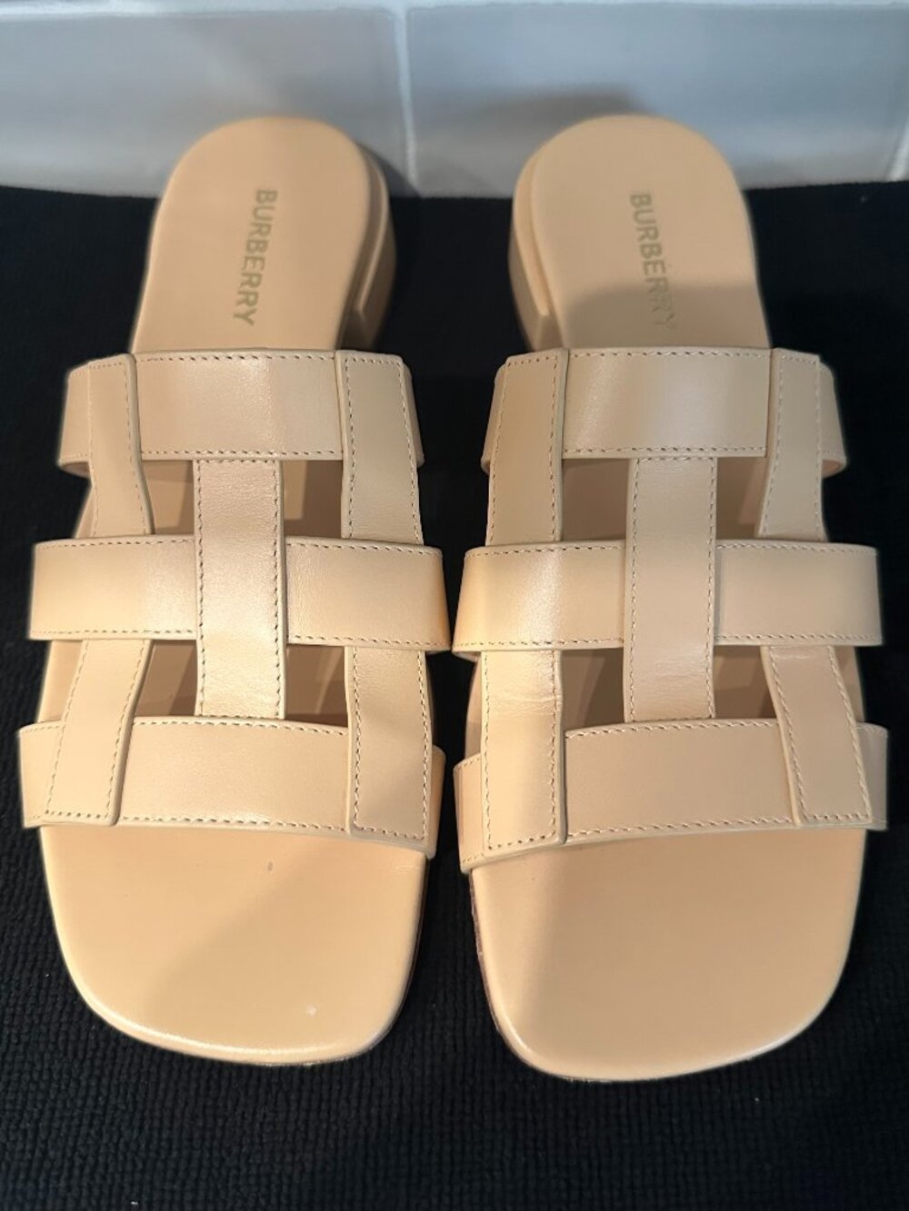 BURBERRY LYNA CAGED LEATHER SANDALS - LIGHT SESAME COLOR